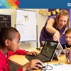 Profesora educando a niños con el videojuego Minecraft