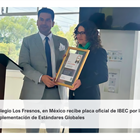 Colegio Los Fresnos recibe placa oficial de IBEC por la implementación de Estándares Globales